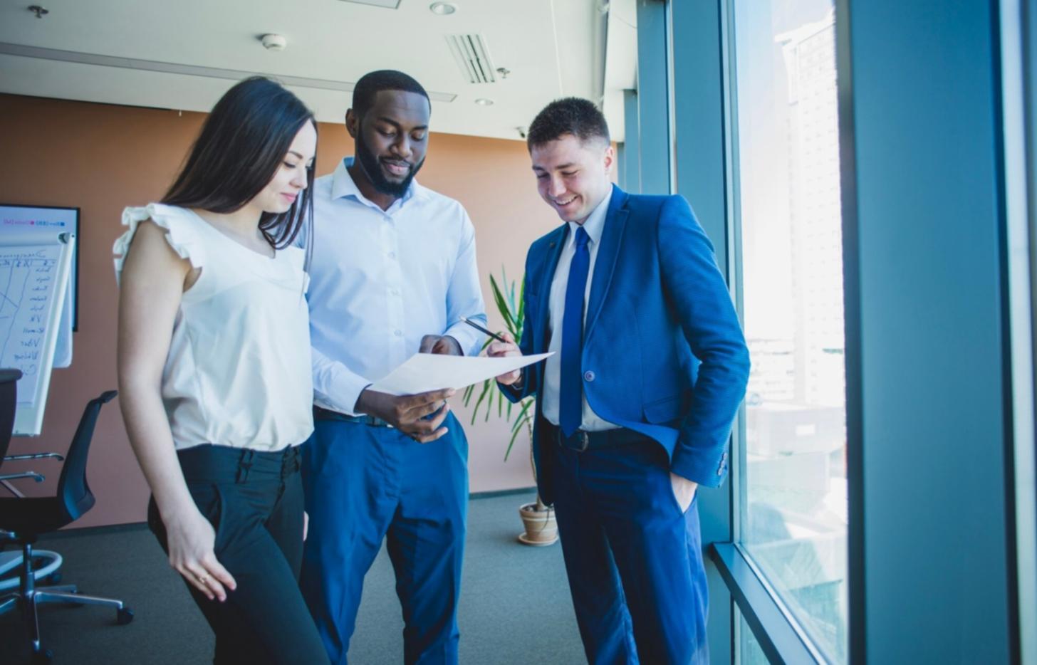 Analyse financière professionnelle avec graphiques et données de marché sur écran d'ordinateur