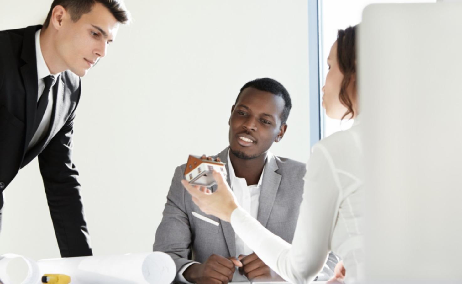 Équipe d'analystes financiers au travail