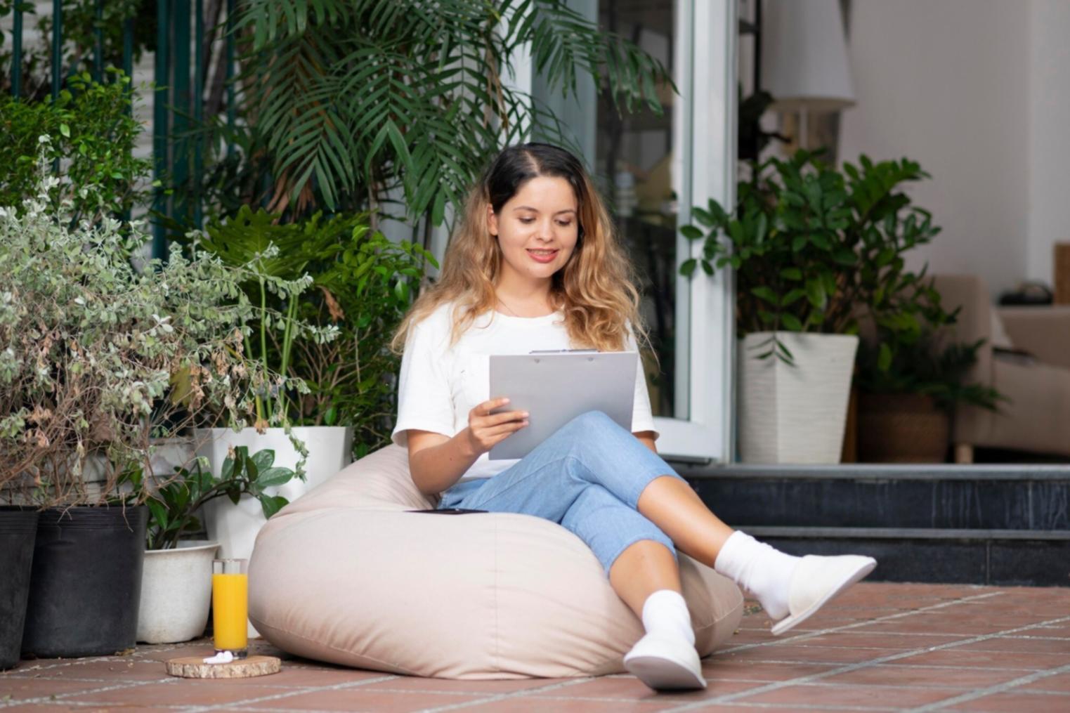 Analyse de données financières sur écrans multiples montrant graphiques et tendances du marché