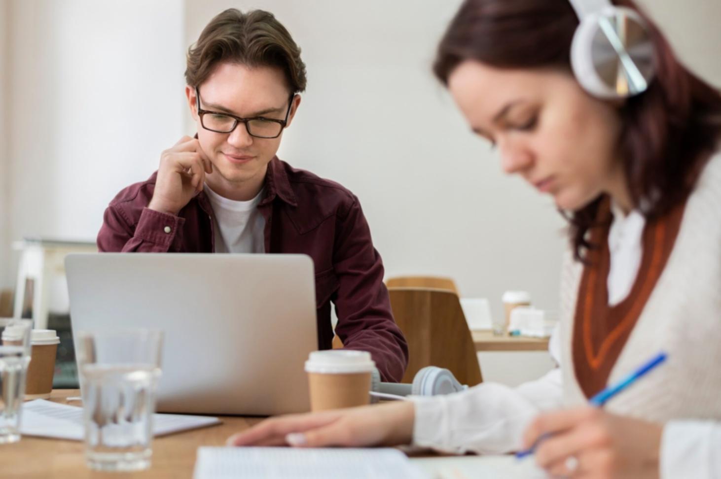 Bureau moderne avec analyses financières
